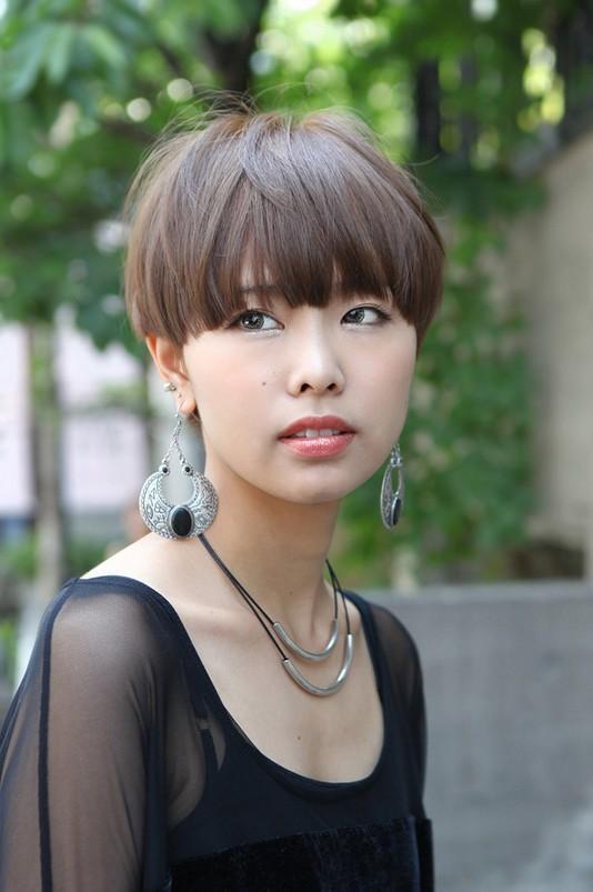 Short Straight Casual Pixie Hairstyle with Razor Cut Bang